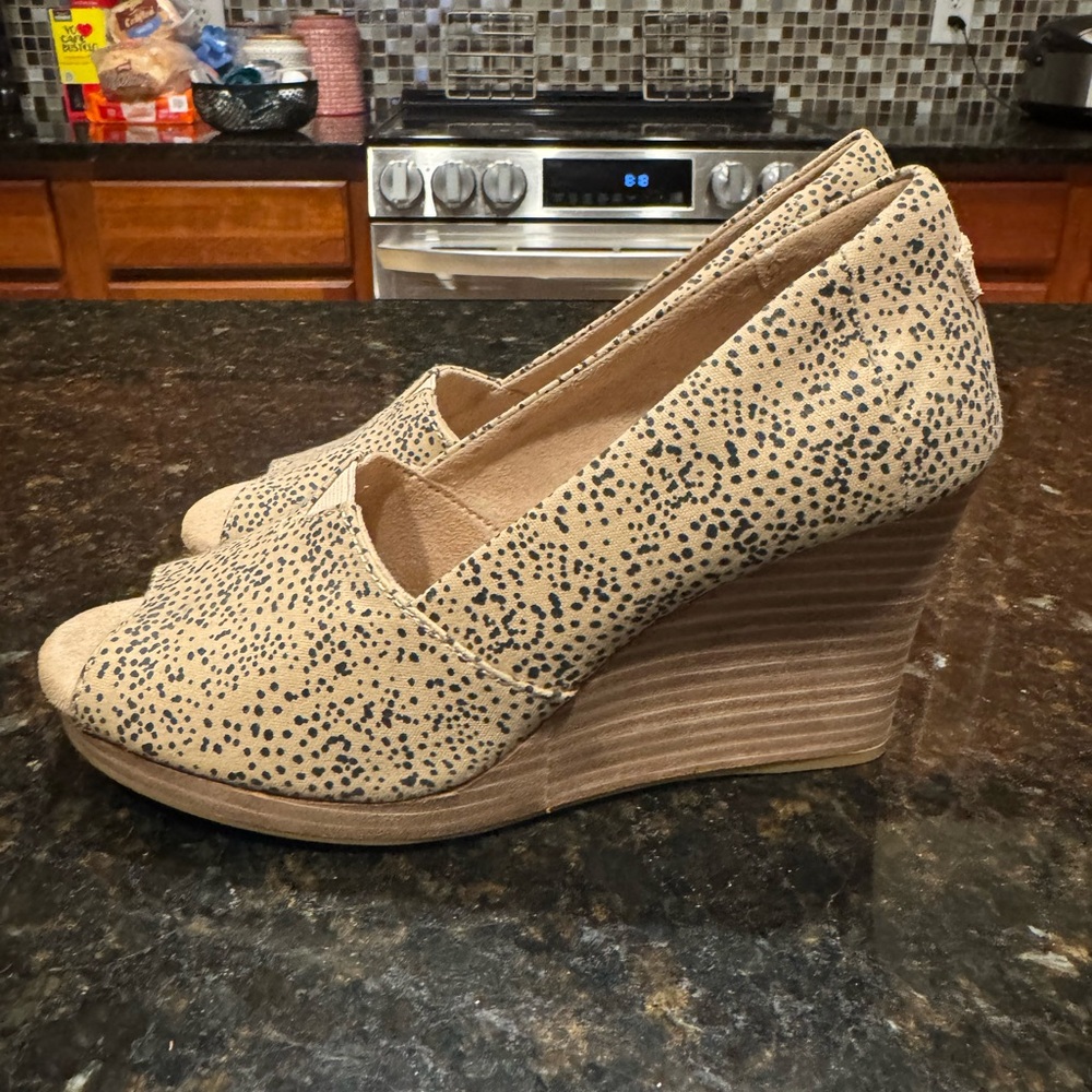 Toms Beige Open-Toe Wedge Pumps with Black Speckle Print